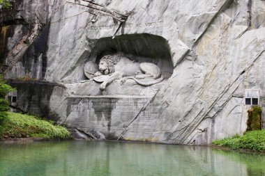 Lewendenkmal, aslan anıt landmark Lucerne, İsviçre. İsviçreli Muhafızlar, Louis XVI Fransa'nın şerefine cliff üzerinde oyulmuş. Açık havada, kopya alanı.