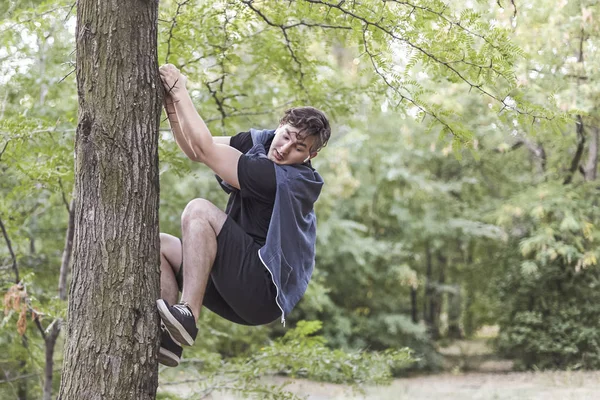 Joven Hombre Caucásico Divertido Sube Árbol Con Justo Horror Algo — Foto de Stock