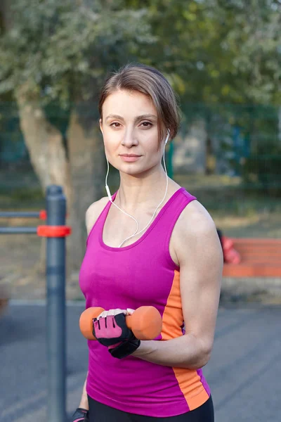 Belle Fille Mince Sportive Dans Les Trains Vêtements Sport Lumineux — Photo