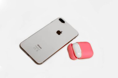 Barcelona, İspanya - Ocak 2019: Küçük beyaz earphones ile parlak pembe kapak kutusunda, cep telefonu, şarj kutusu odak tercih. Beyaz arka plan, kopya alanı, yakın çekim.