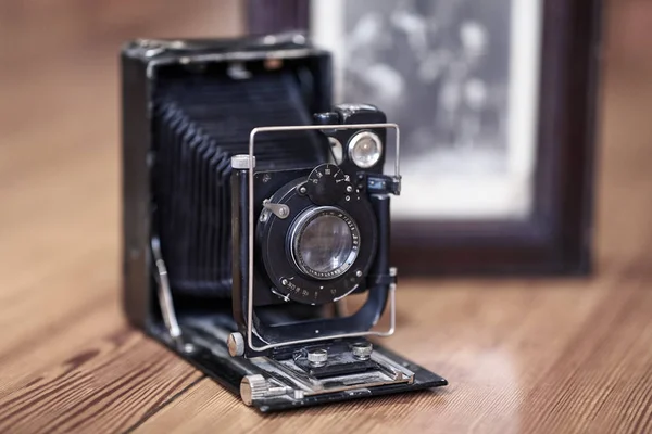 Fechar Imagem Antiga Câmera Empoeirada Vintage Com Imagem Antiga Fundo — Fotografia de Stock