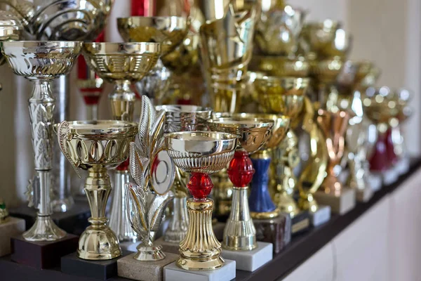 Spor bardak, raf, altın ve gümüş kupa. Zafer kavramı. Kapalı, alanı Kopyala.