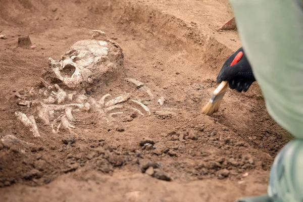 Archeologické Vykopávky Archeolog Procesu Bagr Detailní Záběr Rukou Štětcem Výzkumu — Stock fotografie