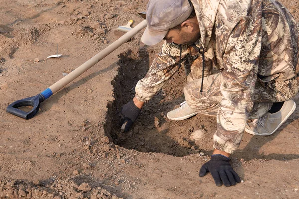 Archeologische Opgravingen Archeoloog Een Digger Proces Handen Met Mes Onderzoek — Stockfoto