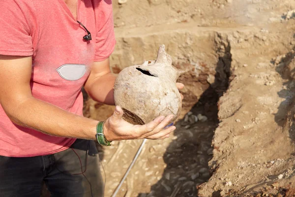 Escavações Arqueológicas Mão Homem Pegando Artefato Encontrado Jarra Cerâmica Danificada — Fotografia de Stock