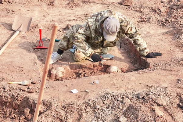 Săpături Arheologice Arheologul Care Efectuează Cercetări Asupra Oaselor Umane Parte — Fotografie, imagine de stoc