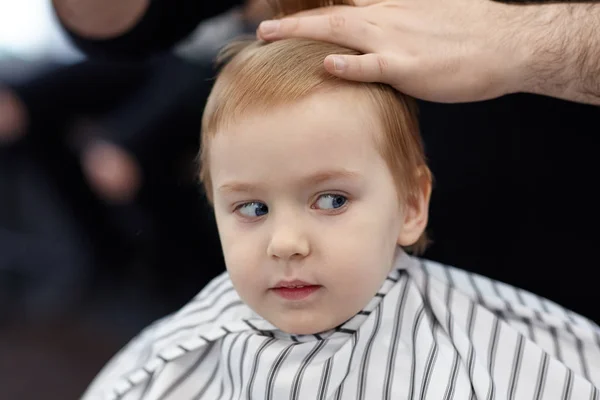 Lindo Niño Rubio Sonriente Con Ojos Azules Una Peluquería Con — Foto de Stock