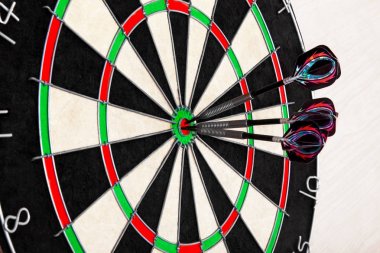 Hafif arka plan, hedef pazarlama veya başarılı iş konsepti üzerinde oklar ile hedef dart. Kopyalama alanı.