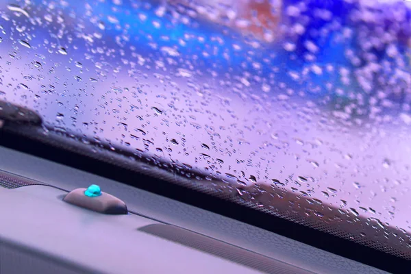 Pluie Tombe Sur Verre Voiture Fenêtre Avant Avec Fond Violet — Photo