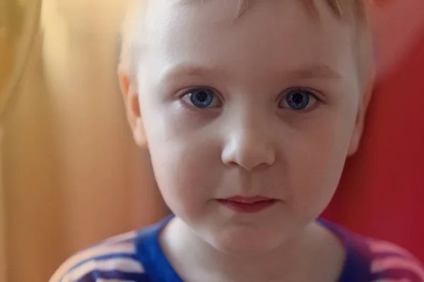 Całkiem Uroczy Kaukaski Chłopiec Jasnoniebieskimi Oczami Patrzy Aparatu Silne Emocje — Zdjęcie stockowe