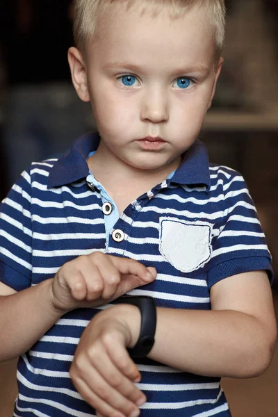 Cute Little Blond Chłopiec Niebieskimi Oczami Wskazuje Cyfrowy Tracker Fitness — Zdjęcie stockowe