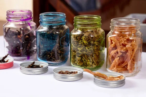 Bazı kurutulmuş organik ürünler ile renk kapları satır. Ev yapımı et ve tavuk köpek davranır, kuru çiğneme jerky. İç mekanlar, kopyalama alanı.