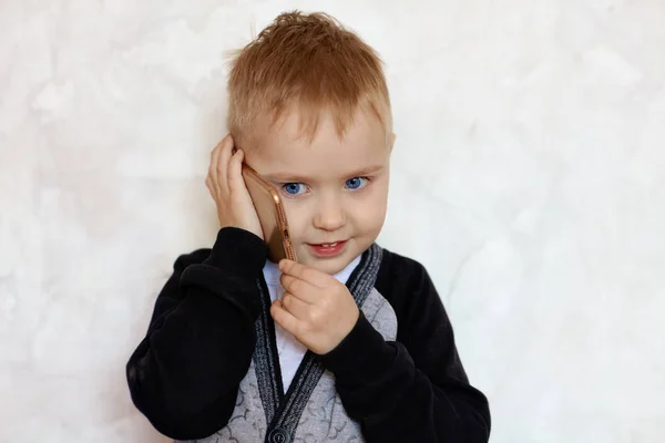 Cute Little Blond Chłopiec Niebieskimi Oczami Rozmowy Telefon Komórkowy Uśmiechając — Zdjęcie stockowe
