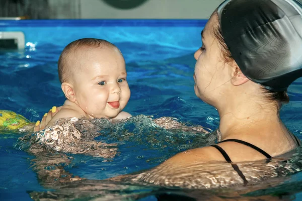 Söt Liten Pojke Med Rolig Grimas Swimmingpool Anläggning Mor Ganska — Stockfoto