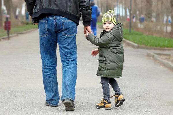 Mignon Petit Garçon Caucasien Aux Yeux Bleus Regarde Arrière Marchant — Photo