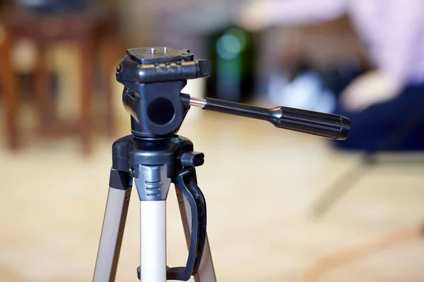 Empty Tripod Camera Blurred Background Photo Video Shooting Indoors Copy — Stock Photo, Image