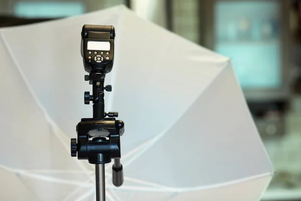 Tripé Câmera Preta Com Equipamento Relâmpago Estúdio Fundo Borrado Guarda — Fotografia de Stock