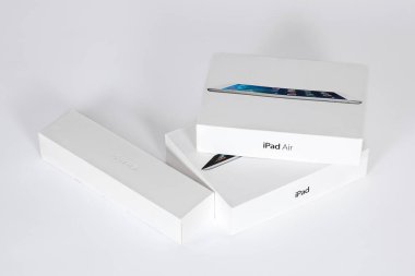 Rostov-on-Don, Rostov bölgesi / Rusya - Temmuz 2020: Apple prodüksiyonlu beyaz karton kutular - iWatch, iPadAir, boş arkaplan. Asgari biçim, boşluğu kopyala.