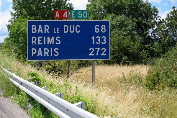 Road Sign Towns Bar Duc Reims Paris 272 Away Abandoned — Stock Photo, Image