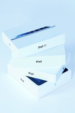 Rostov-on-Don, Rostov bölgesi / Rusya - Temmuz 2020: Apple prodüksiyonlu beyaz karton kutular, mavi tonda boş arkaplan üzerine farklı iPad tabletleri modelleri. Minimalist biçim, boşluğu kopyala.