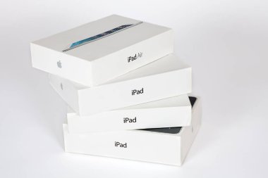 Rostov-on-Don, Rostov bölgesi / Rusya - Temmuz, 2020: Apple prodüksiyonlu beyaz karton kutular, boş beyaz arkaplanda iPad tabletlerinin farklı modelleri. Minimalist biçim, boşluğu kopyala.