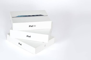 Rostov-on-Don, Rostov bölgesi / Rusya - Temmuz, 2020: Apple prodüksiyonlu beyaz karton kutular, boş beyaz arkaplanda iPad tabletlerinin farklı modelleri. Minimalist biçim, boşluğu kopyala.