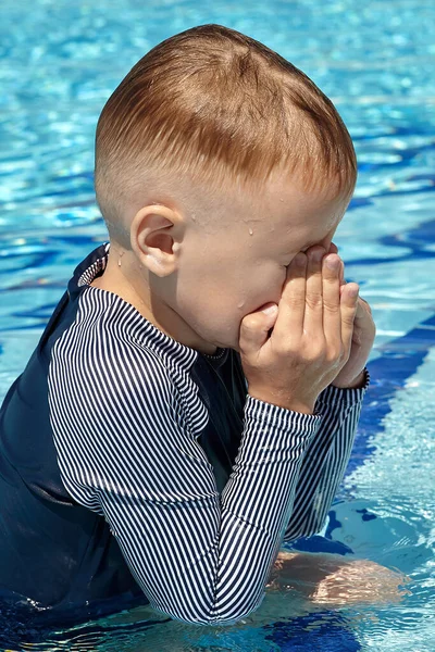 Liten Kaukasisk Pojke Med Blont Hår Gnider Ögonen Med Händerna — Stockfoto