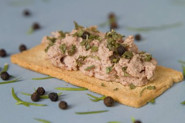 Pat ve baharat mavi bir arka plan üzerinde küçük bir ekmek