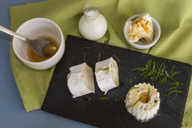 bir tablo peynir ve süt ürünleri