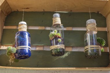 Geri dönüştürülmüş plastik şişeler ile yapılan el sanatları Bahçe