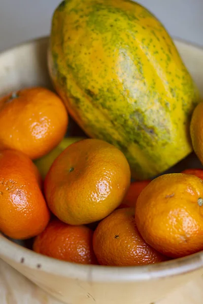 Taze meyve ve sebzeler bir pazarda