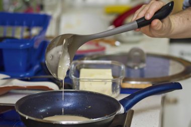 Bir mutfakta ev yapımı kek yapma