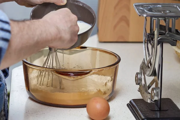 Faire Des Crêpes Maison Dans Une Cuisine — Photo