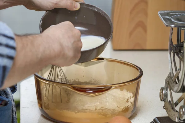 Faire Des Crêpes Maison Dans Une Cuisine — Photo