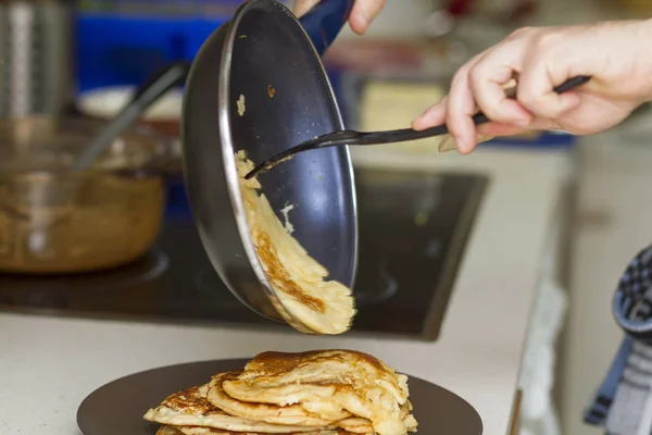 Faire Des Crêpes Maison Dans Une Cuisine — Photo