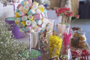 Tatlı şeker çubuğu tablodaki yinelenen bir düğün