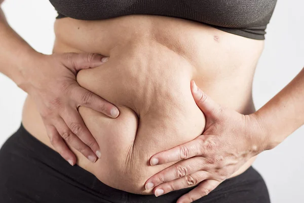 Bir kadının karnında kilolu ile