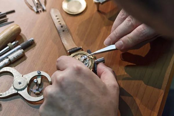 Hombre Reparando Reloj —  Fotos de Stock