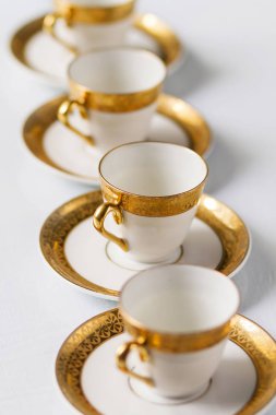 Beyaz bir arka plan üzerinde iyi kahve fincanı