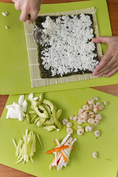 Une Personne Qui Prépare Des Rouleaux Sushi Maki — Photo