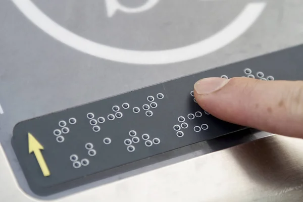 Una Persona Che Legge Braille Con Dita Luogo Pubblico — Foto Stock