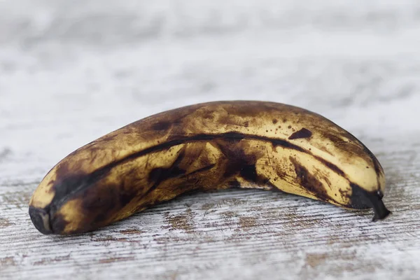 Uma Banana Muito Madura Escura Por Fora Perfeita Por Dentro — Fotografia de Stock