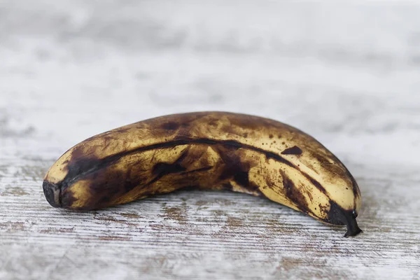 Uma Banana Muito Madura Escura Por Fora Perfeita Por Dentro — Fotografia de Stock