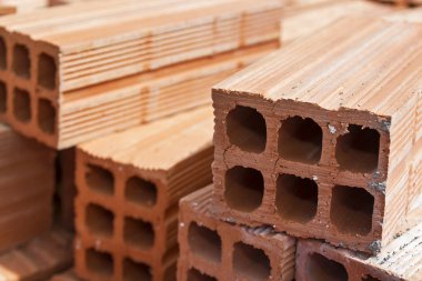 Kırmızı tuğla duvar işleri için