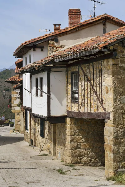 西班牙坎塔布里亚的圣托里比奥德列瓦纳山谷建筑与景观 — 图库照片