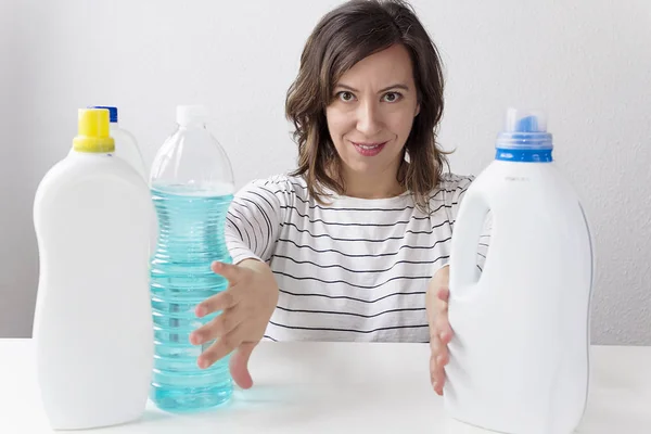 Una Mujer Preguntándose Sobre Productos Limpieza Limpieza —  Fotos de Stock