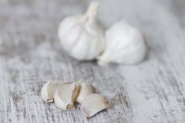 Rustik bir arka plan üzerinde beyaz sarımsak karanfil