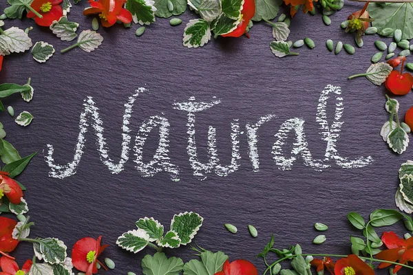 Een Schoolbord Met Florale Decoratie Als Basckground — Stockfoto