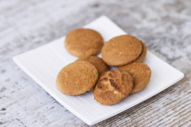 Rustik ahşap arka plan üzerinde iyi pasta bisküvi