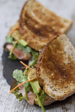 Taze ve sağlıklı avokado, somon ve kişniş sandviç